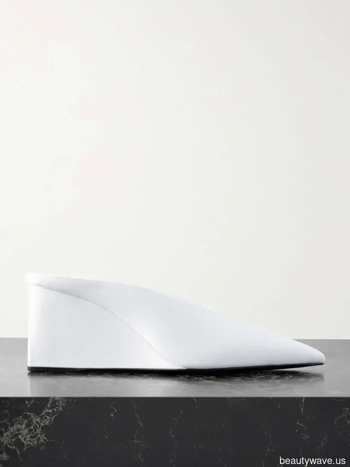 Le décolleté bianche sono belle, ma le spose del 2026 cammineranno lungo il corridoio con queste 6 tendenze di scarpe inaspettate.