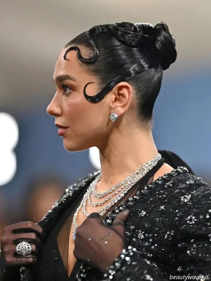 È ufficiale: i riccioli dei kiss hanno dominato il tappeto rosso del Met Gala 2025