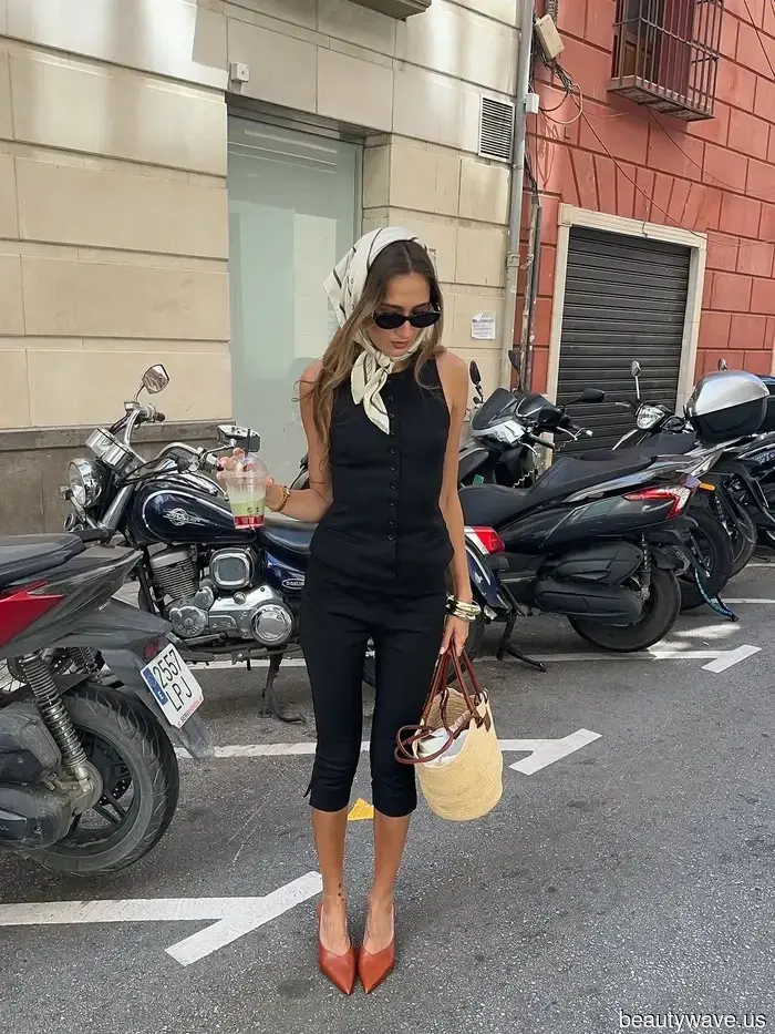 Il modo francese di abbinare i pantaloni capri neri questo autunno