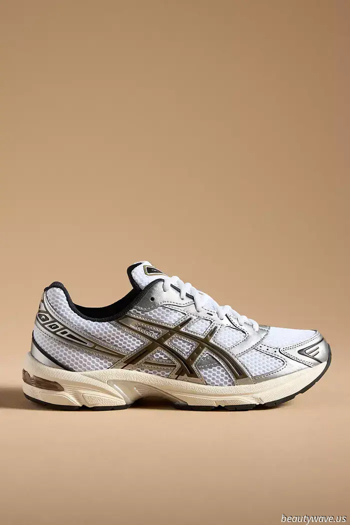8 zapatillas elegantes para llevar a la oficina, según editoras de moda con estilo