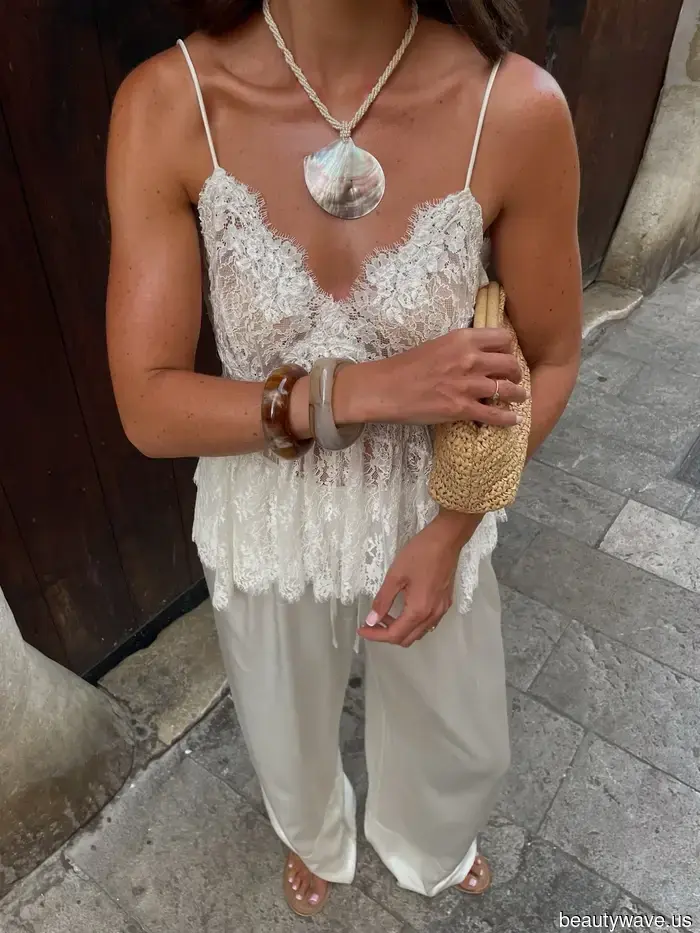 Los conjuntos de verano se ven mucho más elegantes cuando se combinan con este accesorio de moda.