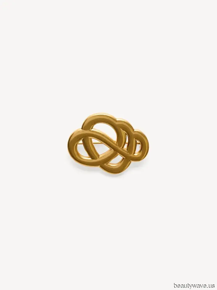 Improvvisamente, le persone alla moda indossano questo accessorio "datato" su maglioni, vestiti e giacche.