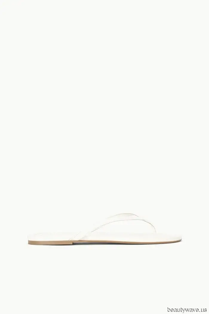 Promis in ihren 30ern stylen weite Low-Rise-Jeans mit diesem einen Sandalenfarbtrend.