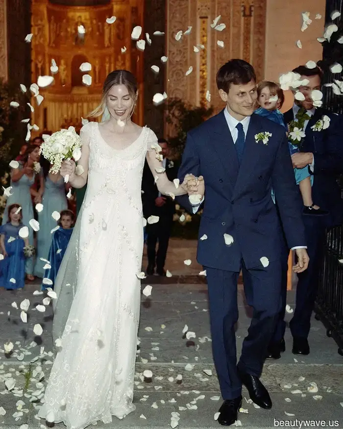 Questa sposa stilista ha indossato un abito da sposa ispirato al vestito di Audrey Hepburn in My Fair Lady.