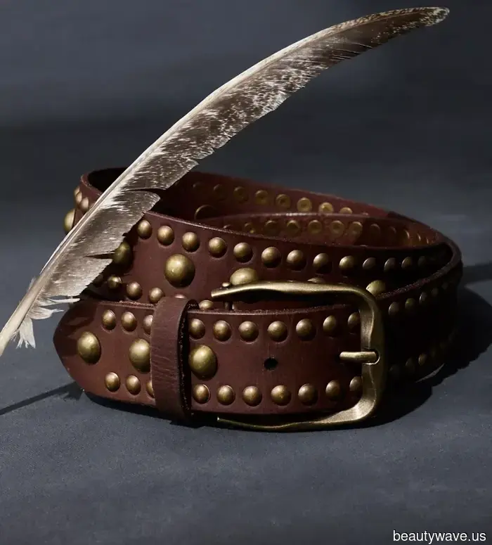 Apologies, but celebrities from the '90s excelled at autumn fashion—here are 7 outfits featuring jeans that demonstrate it.