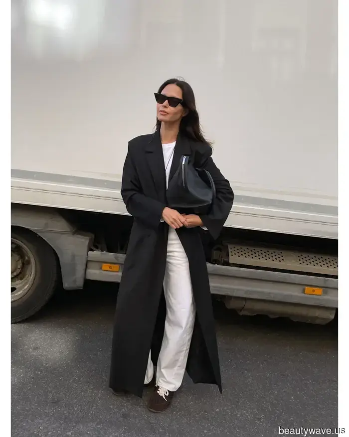 Si vas a usar jeans blancos este invierno, por favor, solo úsalos con estos zapatos y esta chaqueta.