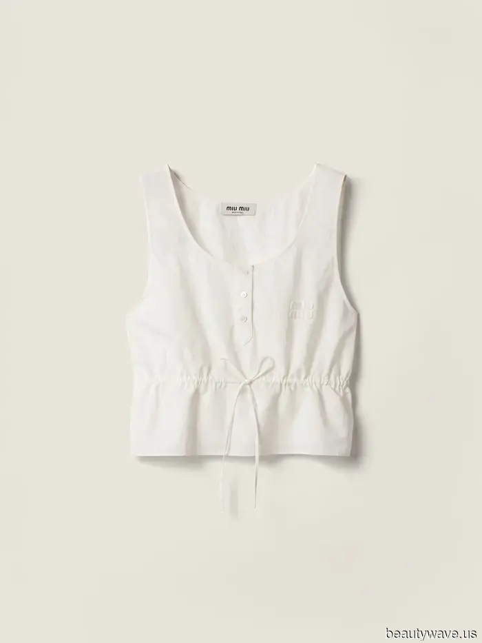 Dimentica le T-shirt bianche&mdash;Jeans e ballerine sembrano più chic con questa bella tendenza top