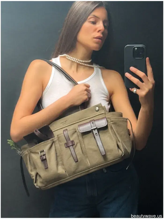 Esta nueva bolsa Prada de primavera ya está en el brazo de cada chica it.