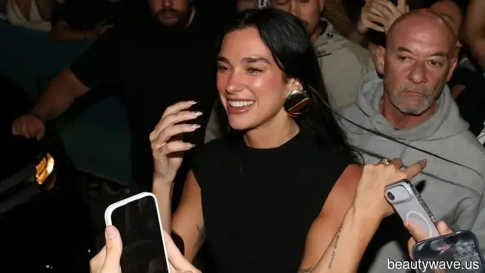 If you're feeling worn out by leopard print, Dua Lipa has just shown off a bag trend worth considering instead.