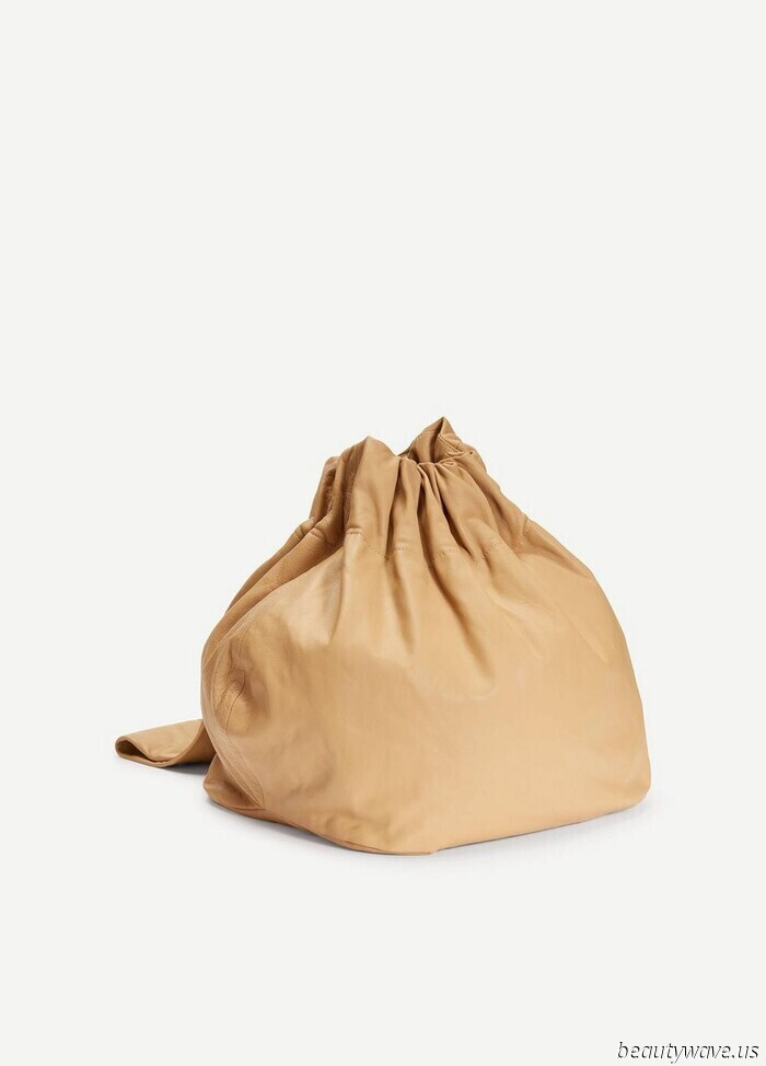 More Stylish Than a Shoulder Bag, More Laid-Back Than a Clutch—The Bag Trend That Only Fashionable Individuals Are Aware Of