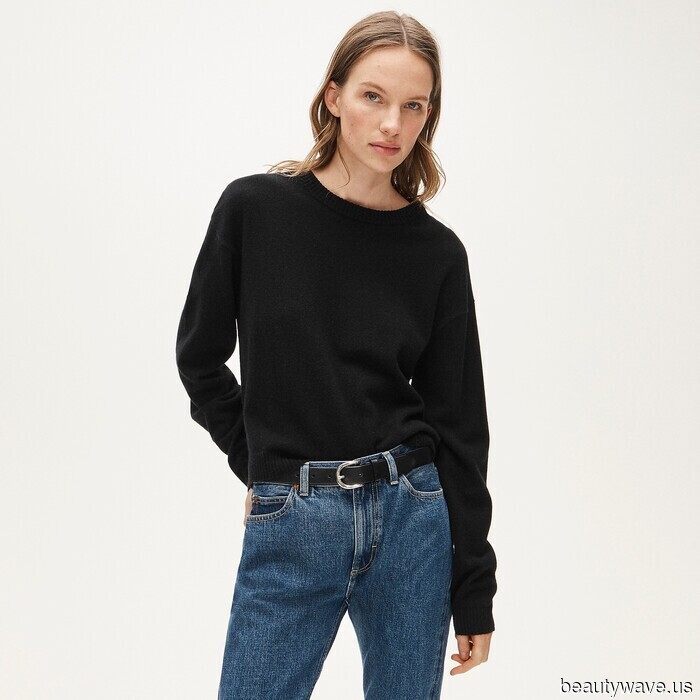 I work in the fashion industry in New York City, and this is my capsule wardrobe (stylish looks are created with it).