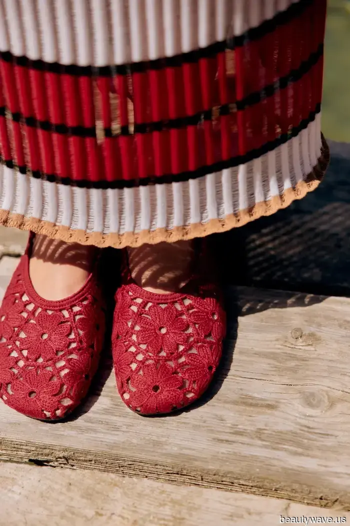 Black heels are acceptable, but Italian and French women understand that these colors complement white dresses more effectively.