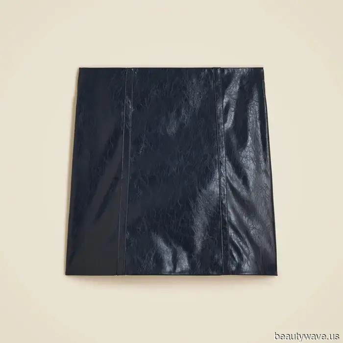 Für einen schickes Nachtleben im Jahr 2025 bedeutet es, diesen '90er-Shirt-Trend und den Absatzschuh-Trend mit einem Minikleid zu tragen.