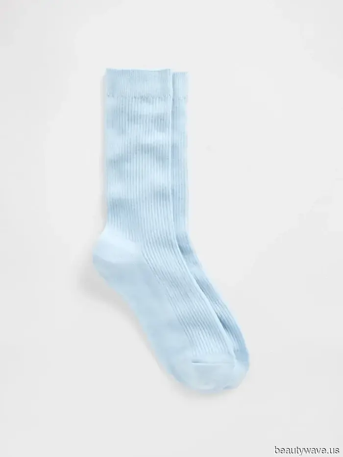 Wenn Sie möchten, dass Ihre grundlegenden Outfits in diesem Frühling cool aussehen, tragen Sie diesen Socken-Trend dazu.