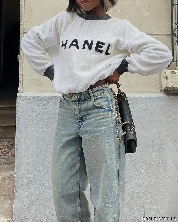 Denim is on the horizon—7 methods Parisian trendsetters are refreshing their jean ensembles for fall.