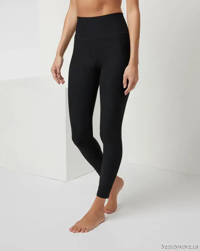 Se intendi indossare i leggings nell'autunno 2025, scegli questa tonalità e abbinali a sneakers bianche.