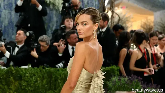 El vestido personalizado de Chanel de Margot Robbie para el Met Gala tardó 761 horas en hacerse.