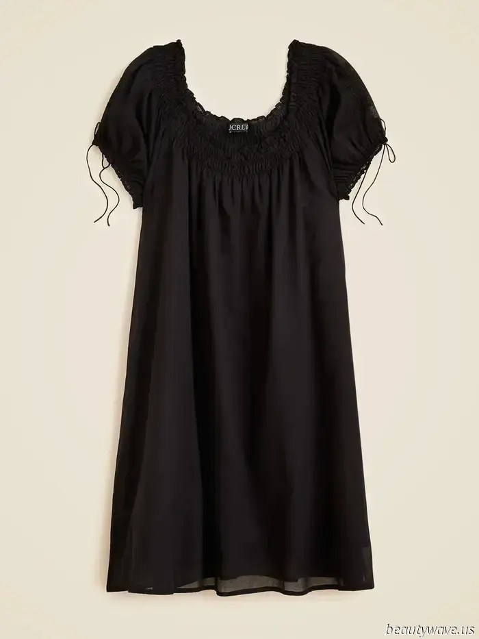Para su información: a los que odian las sandalias en Ibiza les están haciendo lucir vestidos de playa con esta inesperada tendencia en calzado