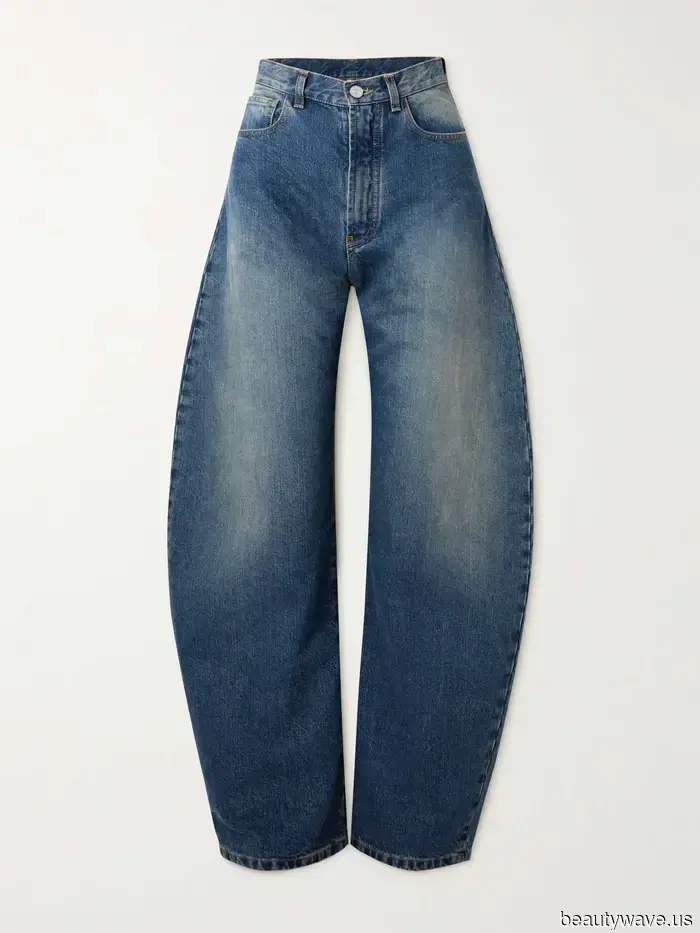 I’m declaring it: Balloon jeans will be the top denim trend this autumn—here’s how to style them now.