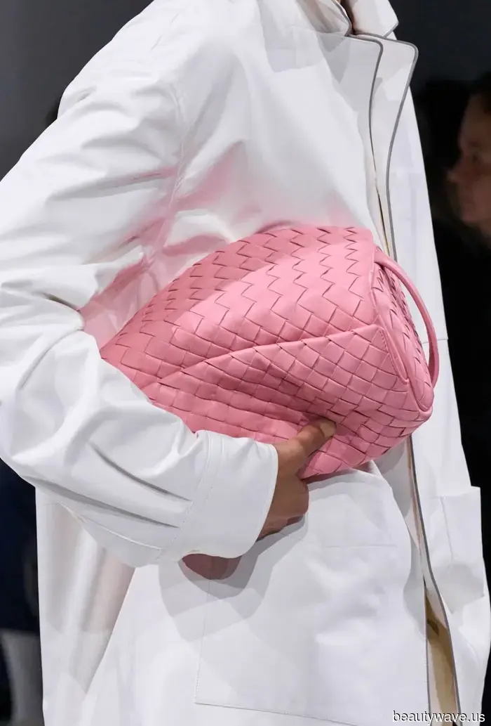 La mia amica mi ha chiesto quali tendenze di colore delle borse domineranno nel 2026&mdash;le ho inviato questi 7.