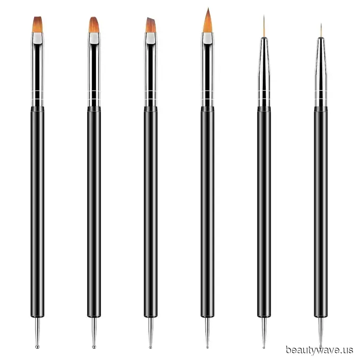 Le unghie a quadri gel di Kylie Jenner dimostrano che questo colore OPI è davvero il più versatile.