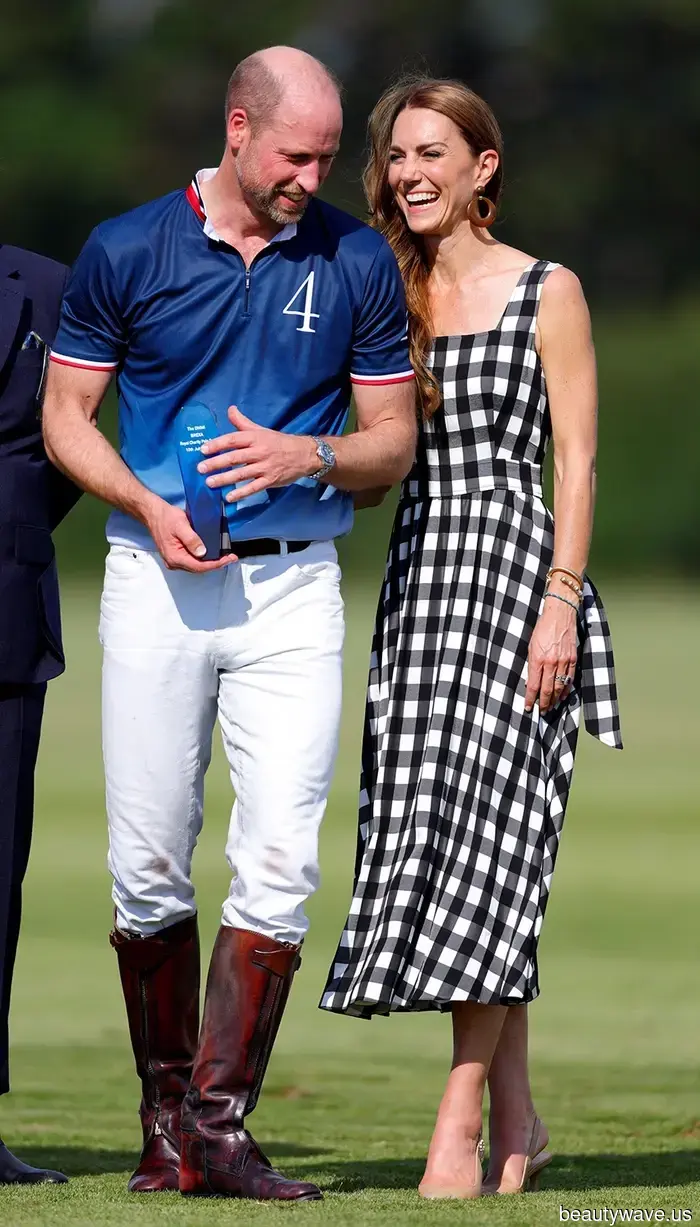 Women in their 40s seeking an elegant appearance can opt for this dress trend paired with these classic heels.