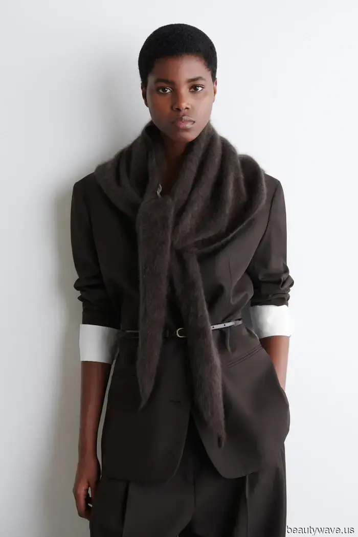 Le persone di moda stanno già indossando queste 5 tendenze di accessori autunnali 2025 che migliorano l'outfit in ripetizione.