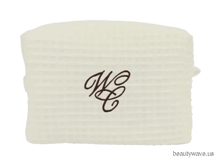 Sie sind nicht milchig, sie sind glasig&mdash;Harriet Westmoreland hat diesen neuen Nageltrend fest auf die Karte gesetzt.