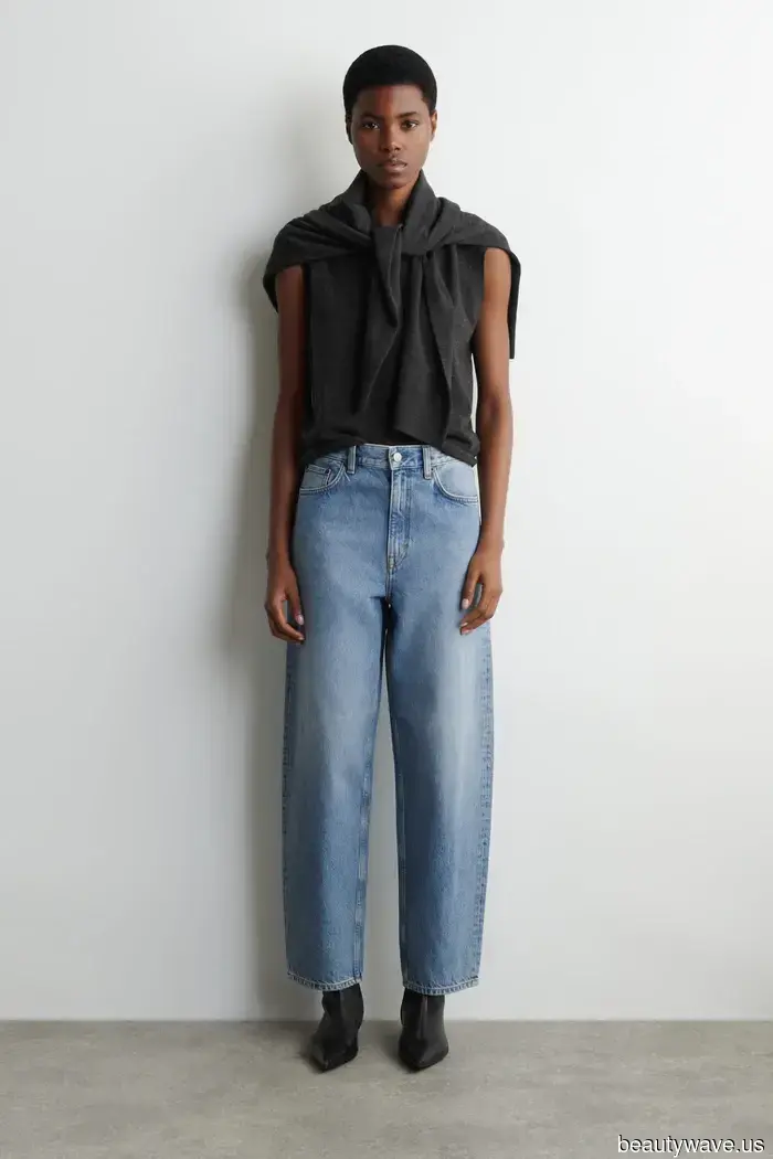 Sì, i jeans stanno bene con i trench, ma i parigini sanno che sembrano ancora più eleganti con questa giacca&mdash;questi look lo dimostrano.