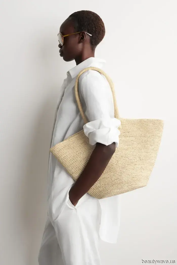 Las chicas geniales saben que combinar esta tendencia de pantalones con un bolso de rafia es el nuevo atuendo de primavera.