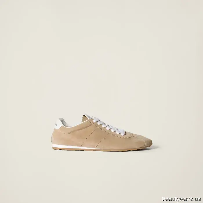 Forget about trendy sneakers—this classic style pairs elegantly with every kind of jeans.