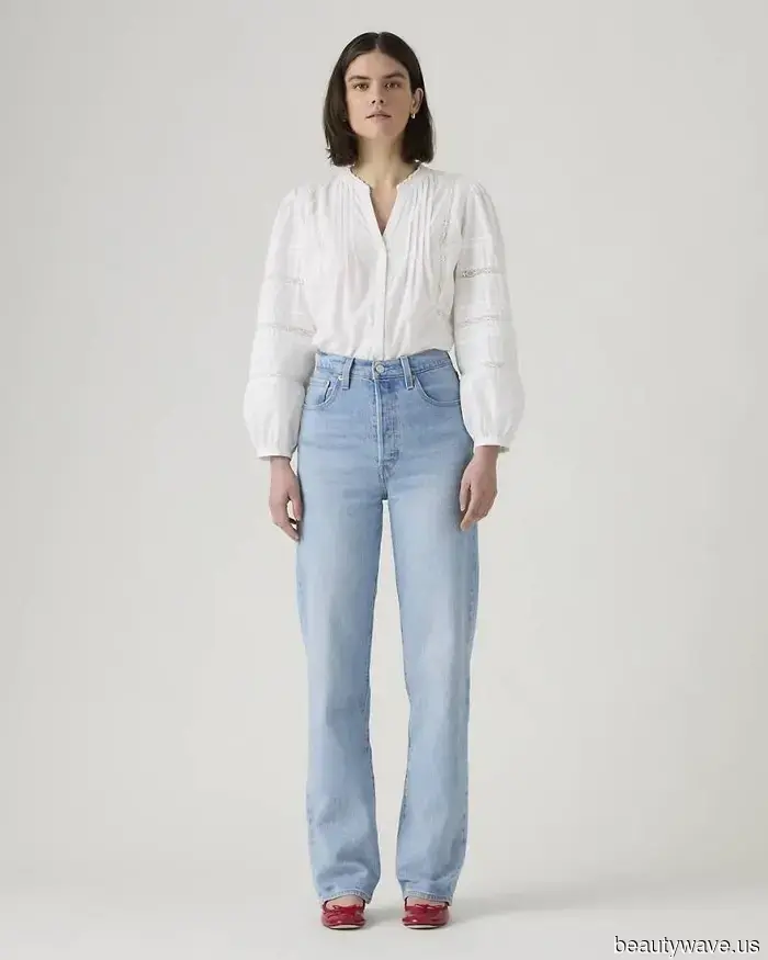 In NYC, every fashionable woman is currently pairing this flat-shoe trend with jeans.
