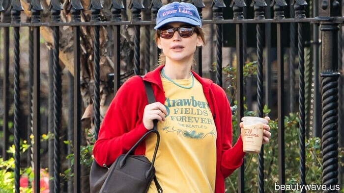 J.Law acaba de usar la tendencia de color de zapatillas que hace que los jeans holgados se vean geniales (no pasados de moda) en 2026.