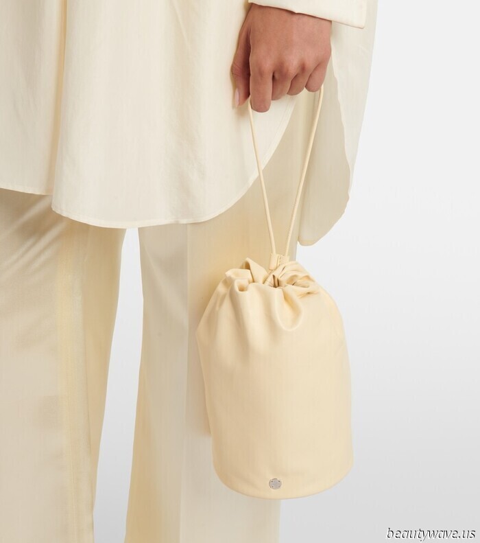More Stylish Than a Shoulder Bag, More Laid-Back Than a Clutch—The Bag Trend That Only Fashionable Individuals Are Aware Of