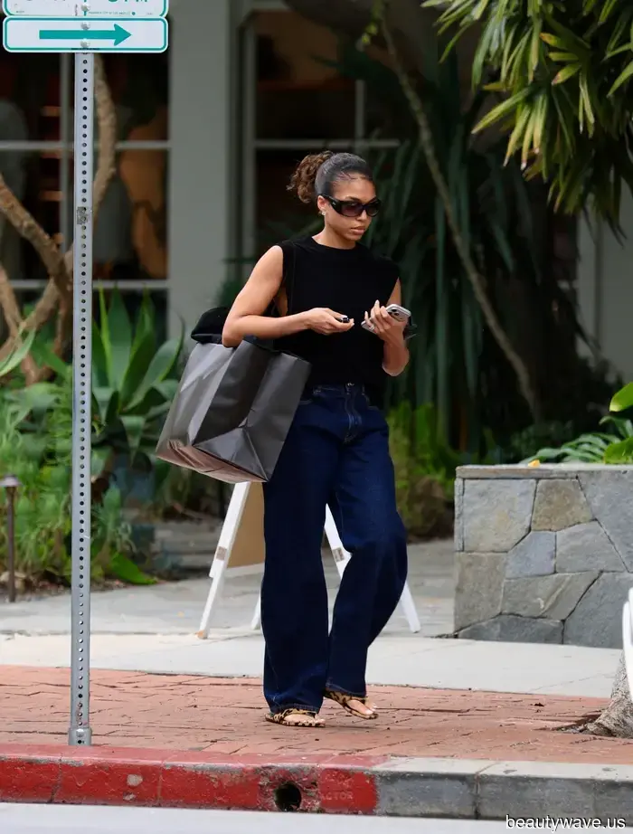 Sostén las Chanclas Negras&mdash;Usar este color de zapato con jeans de lavado oscuro te dará más cumplidos