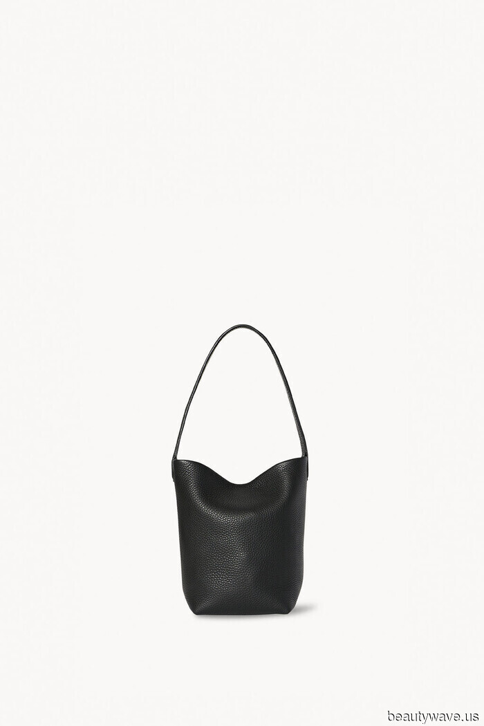 Laura Harrier no puede dejar de llevar este bolso atemporal de The Row (y no, no es un Margaux)