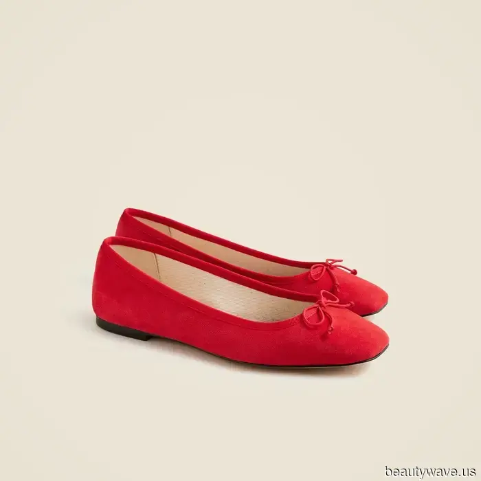 Indeed, ballet flats pair well with skirts, but they look even better in this Parisian-endorsed combination.