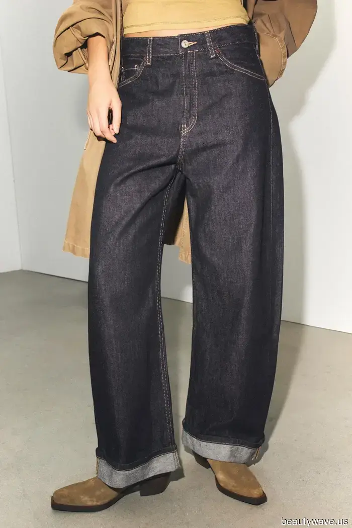 *Not* Sandals—The Anti-Spring Footwear Trend That Every Stylish Dresser in Milan Pairs With Light-Wash Jeans