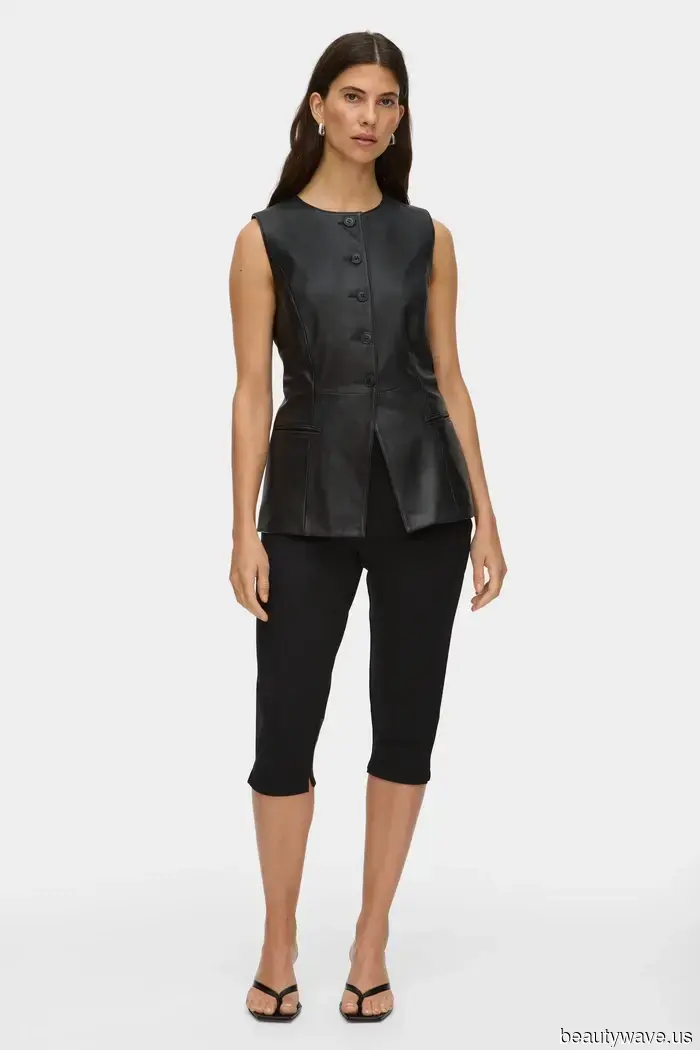 Non leggings e scarpe da ginnastica&mdash;questa è la combinazione chic di pantaloni e ballerine che Gwyneth indossa in aeroporto