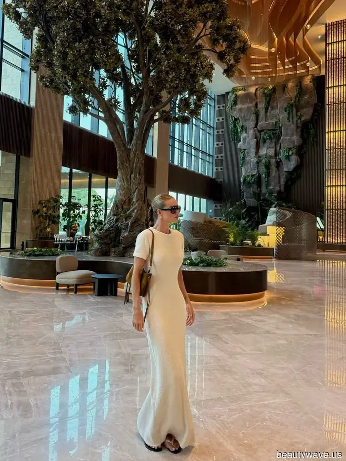 When I want my simple T-shirt dress to appear elegant, these are the shoes and bag I pair with it.