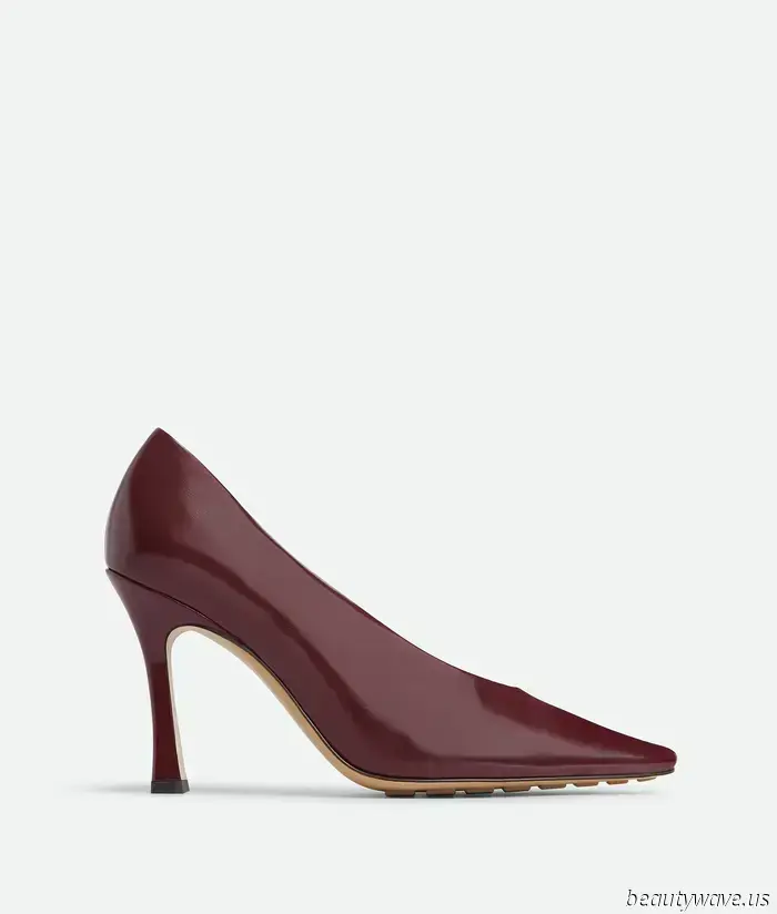 Los tacones negros están bien, pero en Francia, todos saben que este color de zapato se ve mejor con vestidos blancos.