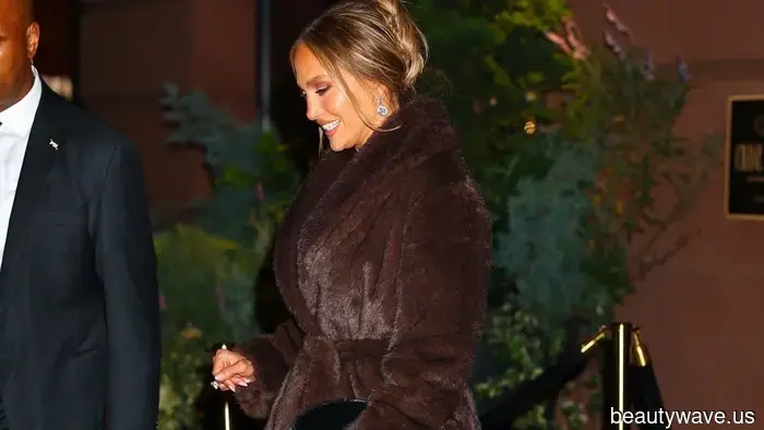 Se indossi leggings marroni, questo è il colore delle sneaker da abbinare per apparire elegante.