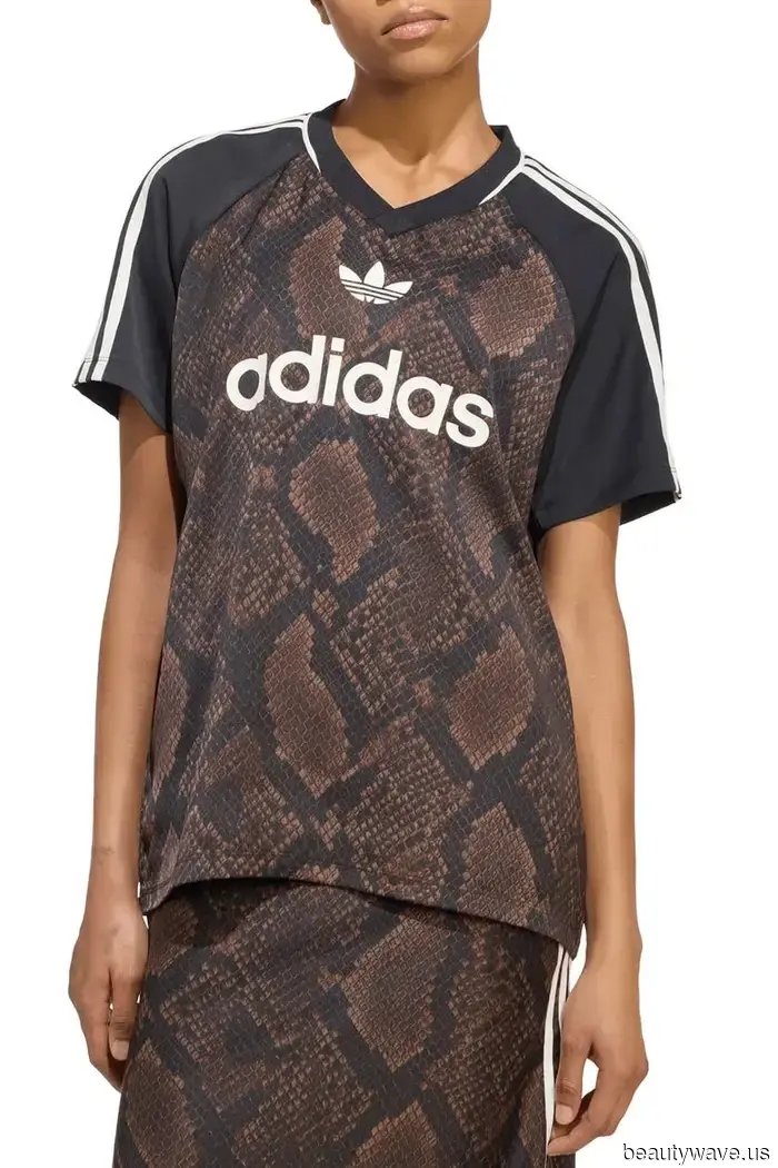 Here's How All the Trendy Girls Are Wearing Sports Jerseys Without Appearing Costumey.