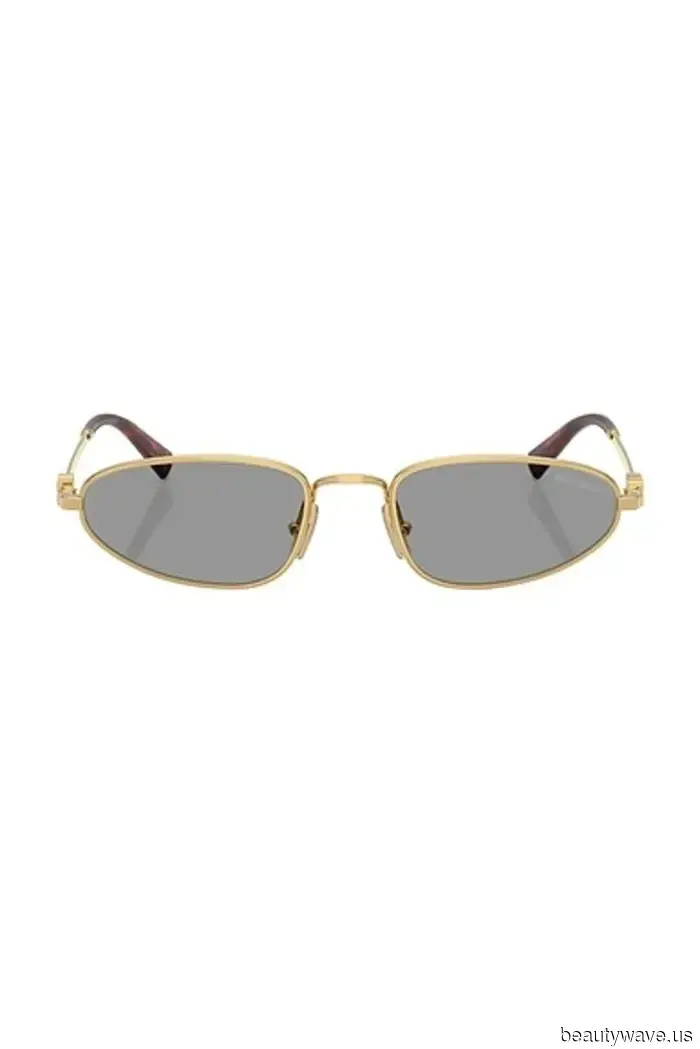 Blue jeans are perfectly fine, but for the fall, stylish individuals recognize that this debated denim trend appears more luxurious.