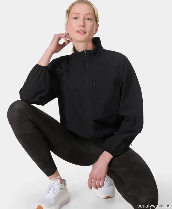 Отчет из Парижа: Все отказываются от сандалий, чтобы носить эти гораздо более стильные туфли с шортами