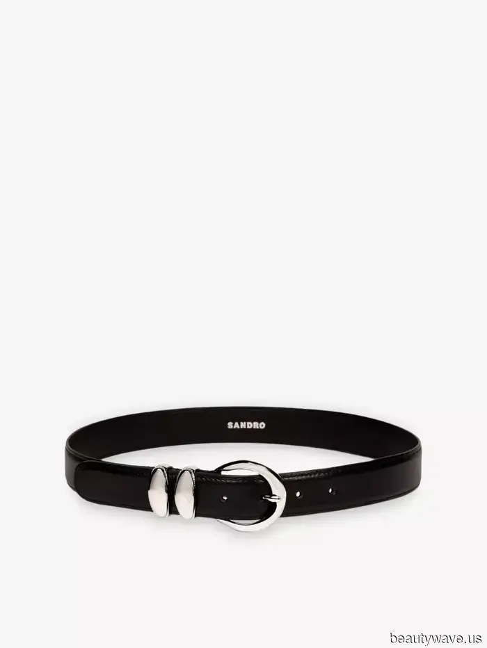 Statt Sneakers und Slipper tragen die Franzosen immer diesen schicken Schuhtrend mit cropped Jeans.