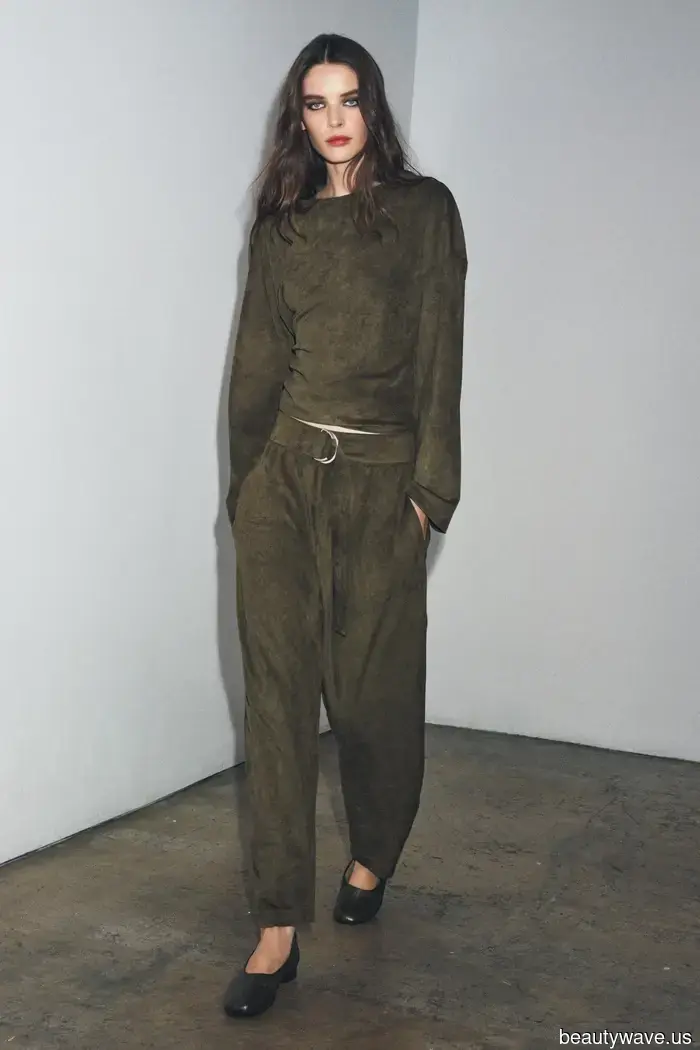 Jeans are great, but Sofia Richie Grainge's fall pant trend is the ideal alternative if your goal for 2025 is to exude wealth.