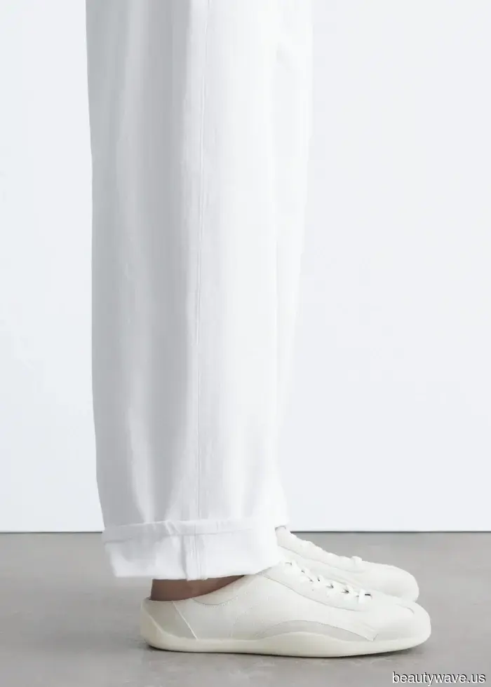 Skip the jeans—this cut and color of leggings always look better with trainers.