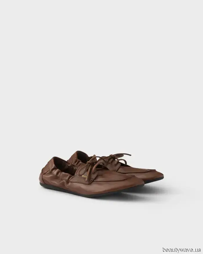 Tieni le Sneakers&mdash;Questa è la tendenza delle scarpe basse autunnali da indossare con i pantaloni corti a partire da ora