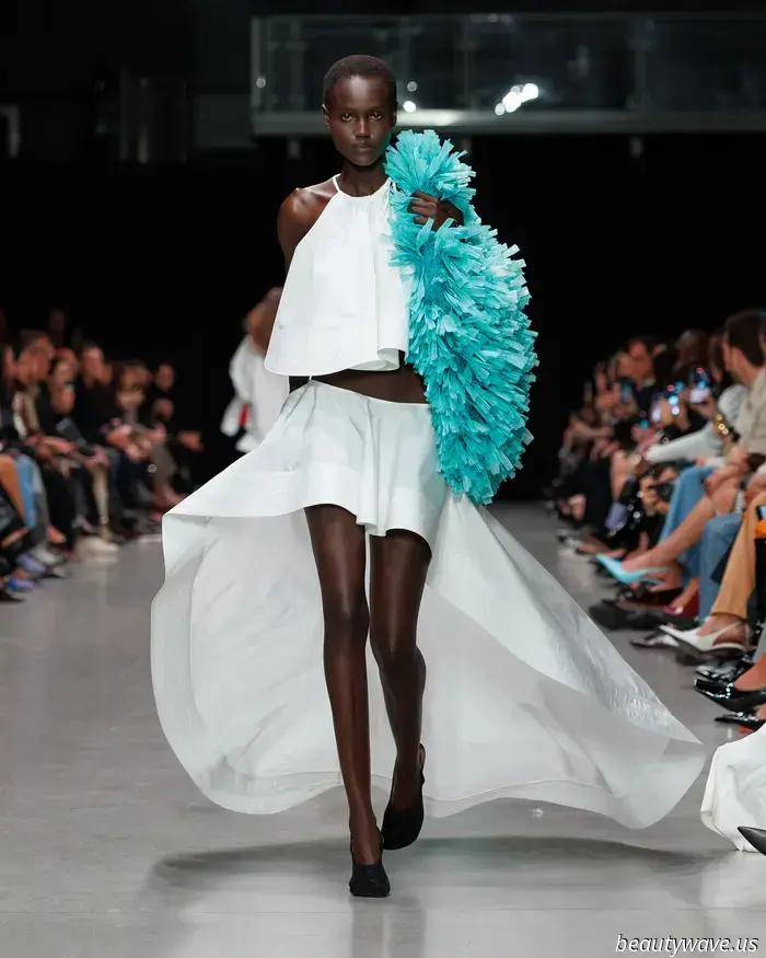 Stella McCartney: Ausgewogene Power‑Anzüge und ätherische Kleider in einer Kollektion, die von Kontrasten lebte.